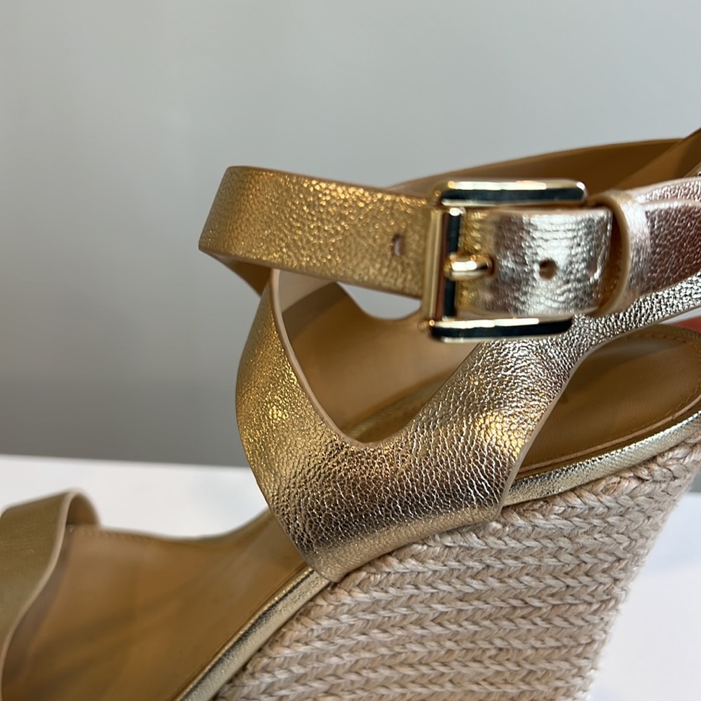 Michael kors, excellent condition, gold comfy heels!